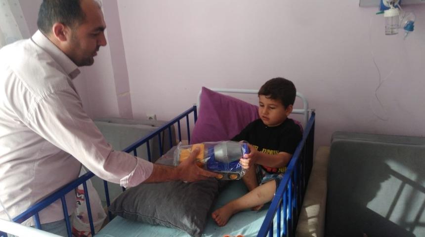 Hastanede tedavi g&ouml;ren &ccedil;ocuklara oyuncak hediye edildi