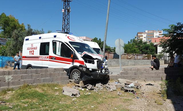 Ambulans, öğrenci servisi ile çarpıştı: 2 yaralı