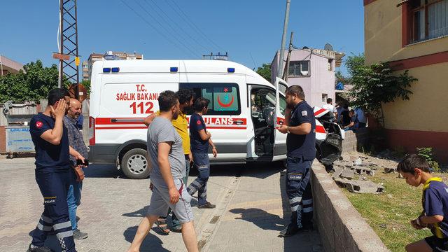 Ambulans, öğrenci servisi ile çarpıştı: 2 yaralı