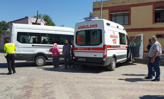 Ambulans, öğrenci servisi ile çarpıştı: 2 yaralı