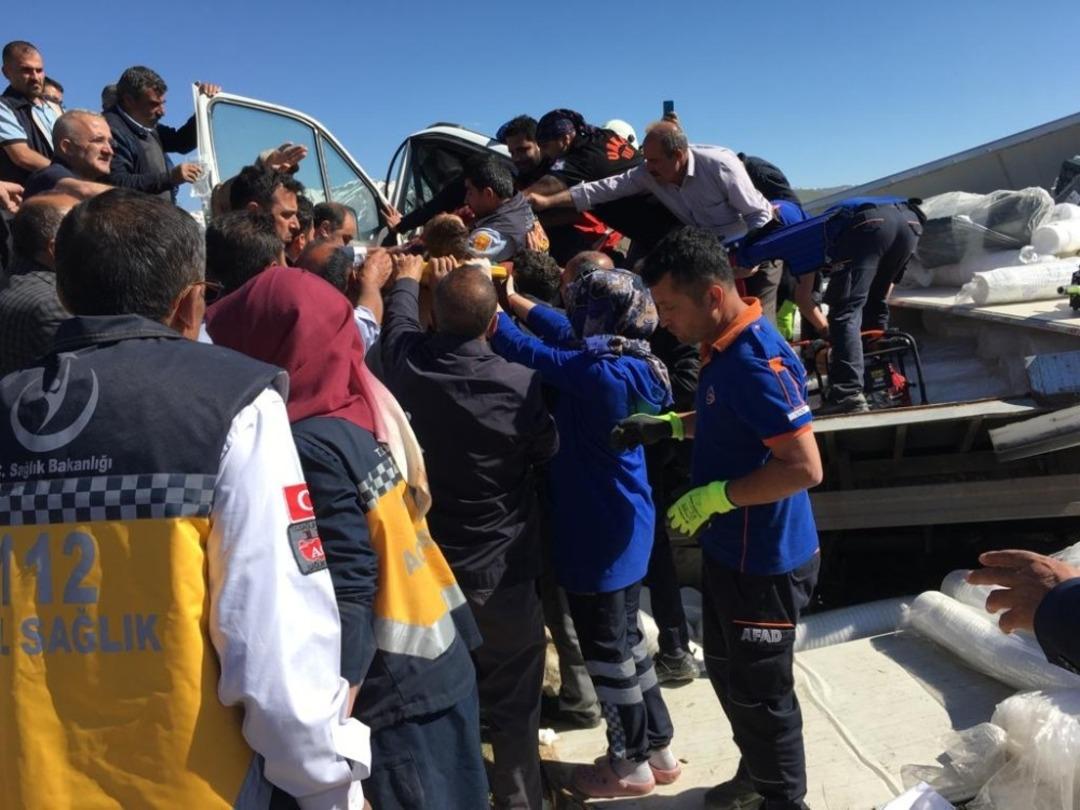 Van&rsquo;da sıkışmalı trafik kazası; 2 yarlı