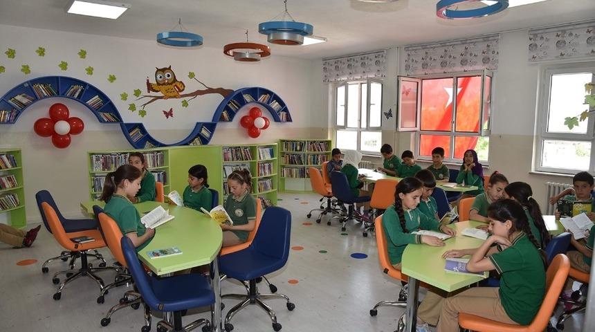 PA&Uuml; &ouml;ğrencileri ortaokula &lsquo;Z-K&uuml;t&uuml;phane&rsquo; kazandırdı