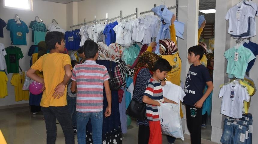 Kahta&rsquo;daki yetimler bayram &ouml;ncesi sevindirildi