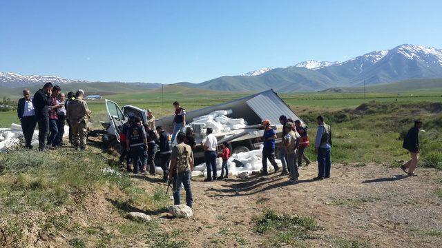 Van'da plastik malzeme yüklü kamyon takla attı: 2 yaralı