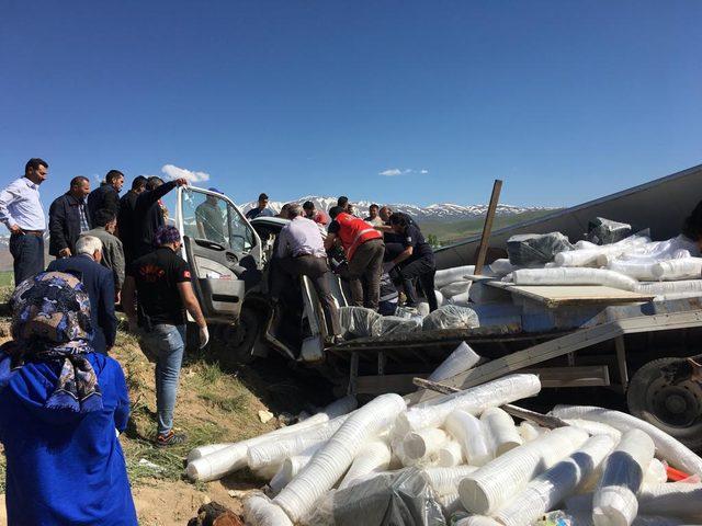 Van'da plastik malzeme yüklü kamyon takla attı: 2 yaralı