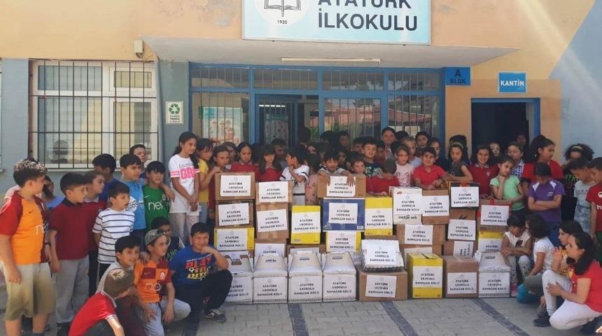 &Ouml;ğrenciler har&ccedil;lıklarıyla Ramazan kolisi hazırladı