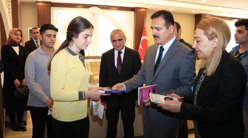 Hakkari&rsquo;de "Bir Kitap Bir İnsan" kampanyası