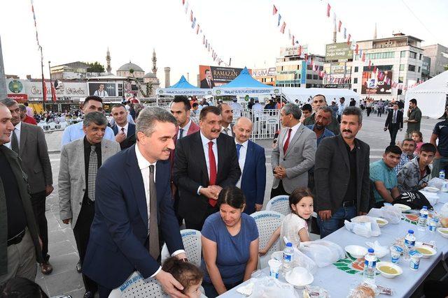 Vali Baruş ve Başkan Gürkan iftarlarını çadırda açtı