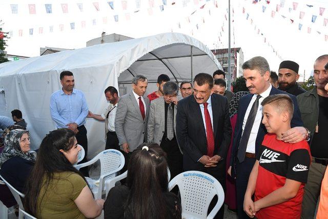 Vali Baruş ve Başkan Gürkan iftarlarını çadırda açtı