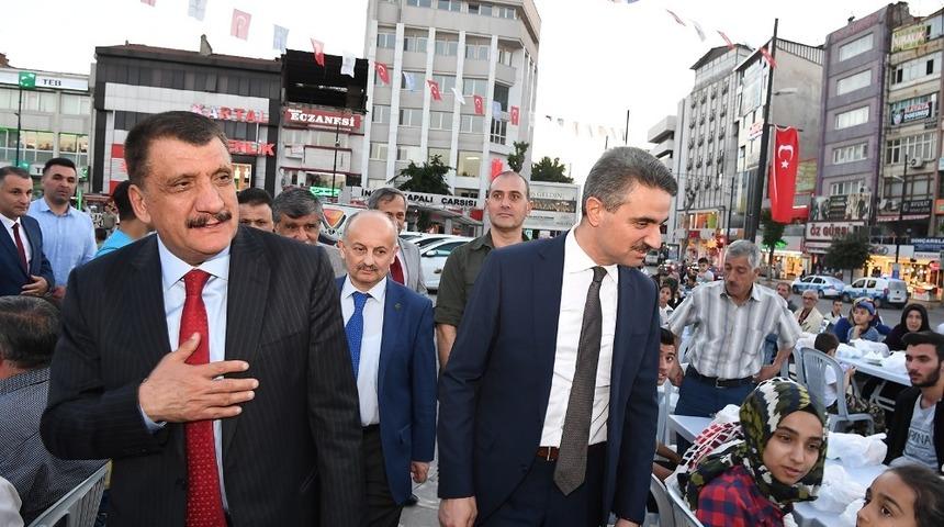 Vali Baruş ve Başkan G&uuml;rkan iftarlarını &ccedil;adırda a&ccedil;tı