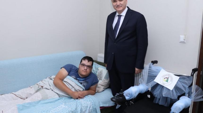 Başkan &Ouml;zl&uuml;&rsquo;den, engelli gence s&uuml;rpriz