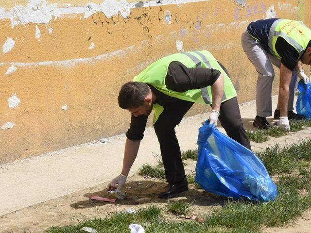 Başkan yardımcısı Kasapoğlu çöp topladı