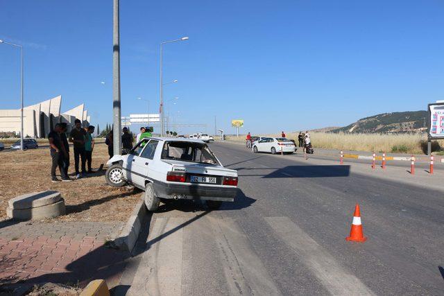 Otomobil ile motosiklet çarpıştı: 3 yaralı