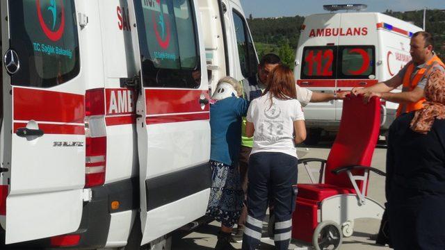 Kazada yaralanan anne, kucağındaki yaralı oğluyla ambulansa taşındı