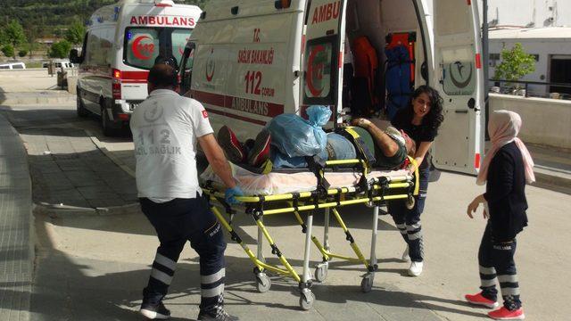Kazada yaralanan anne, kucağındaki yaralı oğluyla ambulansa taşındı