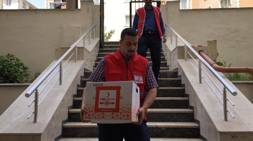Kızılay &Ccedil;orlu Şubesi&rsquo;nin erzak yardımları s&uuml;r&uuml;yor
