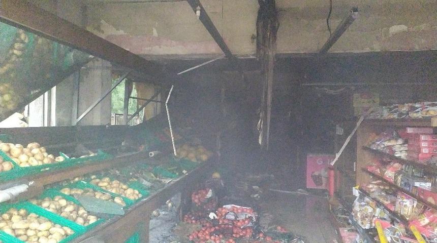 Markette çıkan yangın korkuttu