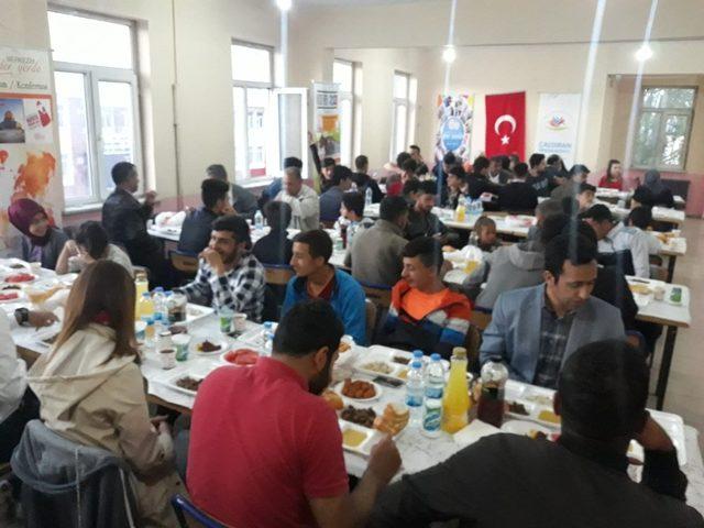 Kaymakam Dundar ve Başkan Ensari sporcularla iftar açtı