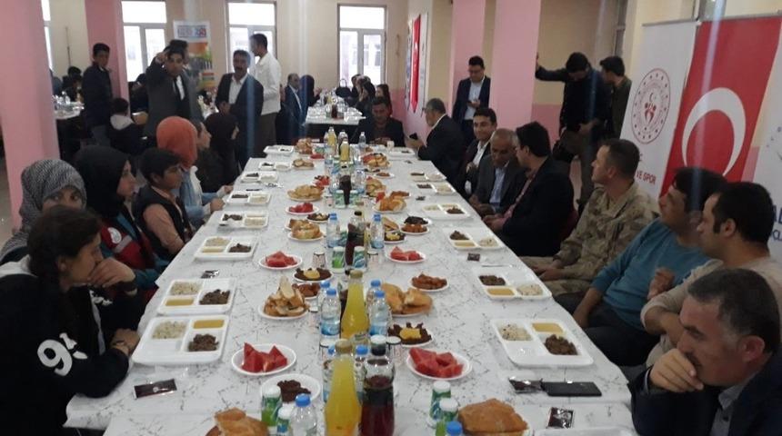 Kaymakam Dundar ve Başkan Ensari sporcularla iftar a&ccedil;tı