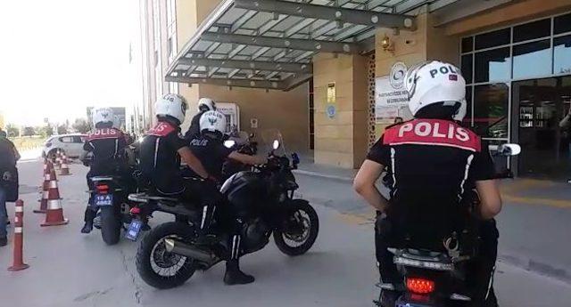 Hastanede bıçaklı kavga: 1'i polis 3 yaralı