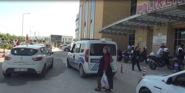 Hastanede bıçaklı kavga: 1'i polis 3 yaralı