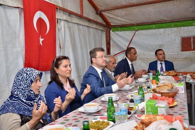 Vali Ünlü şehit ailesiyle iftar yaptı