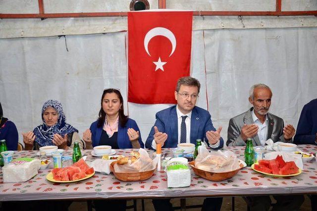 Vali Ünlü şehit ailesiyle iftar yaptı