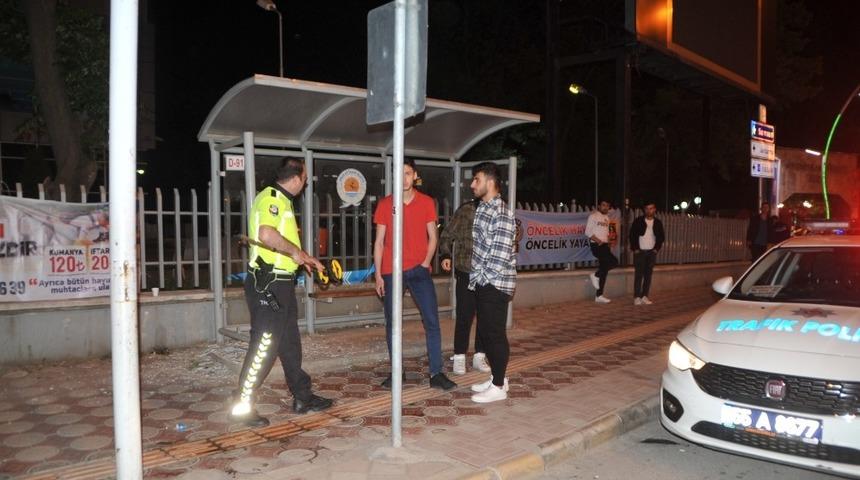 Minib&uuml;s dolmuş durağına &ccedil;arptı, 3 kişi &ouml;l&uuml;mden d&ouml;nd&uuml;