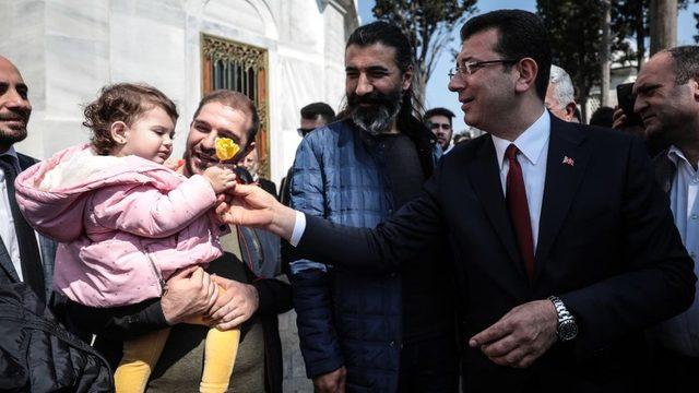 Ekrem İmamoğlu, Fatih Camii'ndeki Cuma namazı çıkışında bir çocuğu seviyor (5 Nisan 2019)