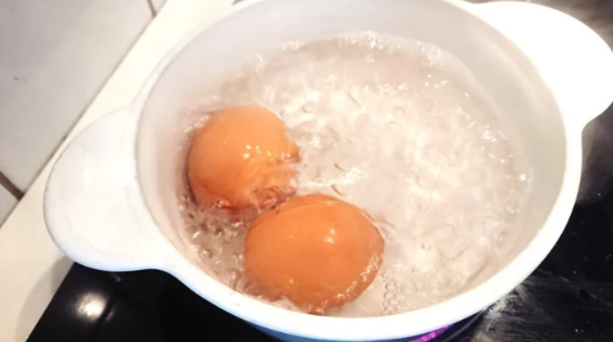 Yumurta haşlarken i&ccedil;ine bir miktar limon suyu eklerseniz...