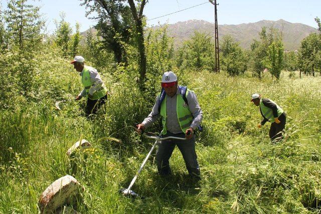 Mezarlıklarda bayram temizliği