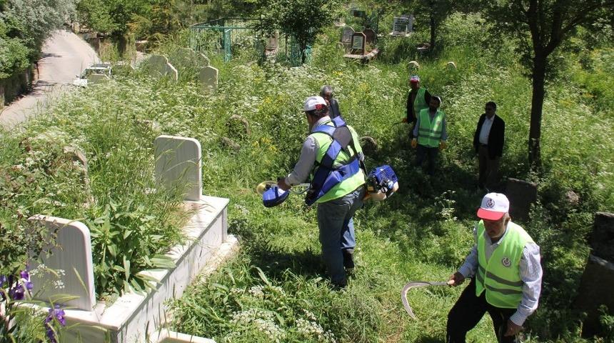 Mezarlıklarda bayram temizliği