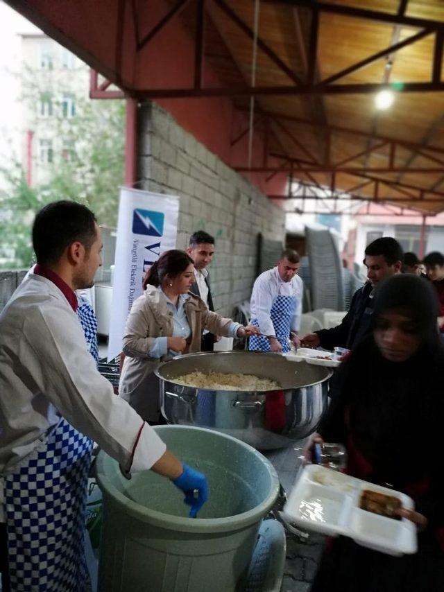 VEDAŞ, iftarda vatandaşlarla buluşmaya devam ediyor