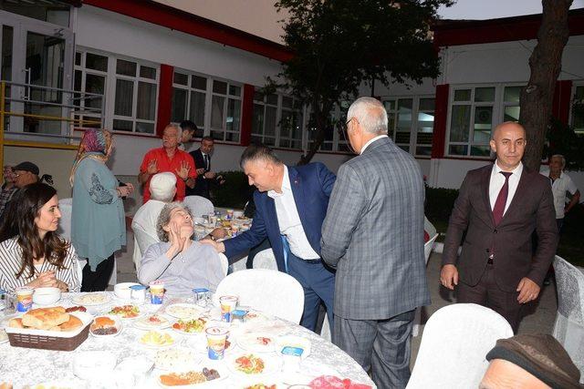 Vali Yazıcı, huzurevinde yaşlılara iftar verdi