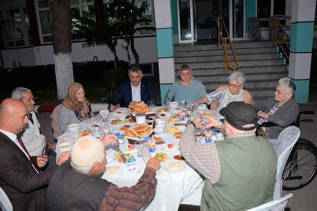 Vali Yazıcı, huzurevinde yaşlılara iftar verdi