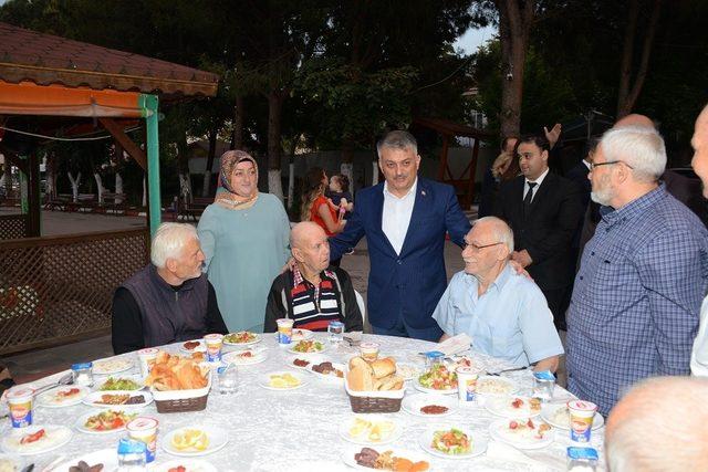 Vali Yazıcı, huzurevinde yaşlılara iftar verdi