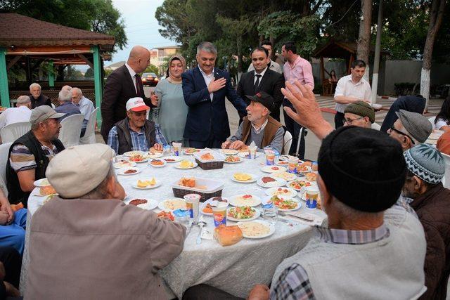 Vali Yazıcı, huzurevinde yaşlılara iftar verdi