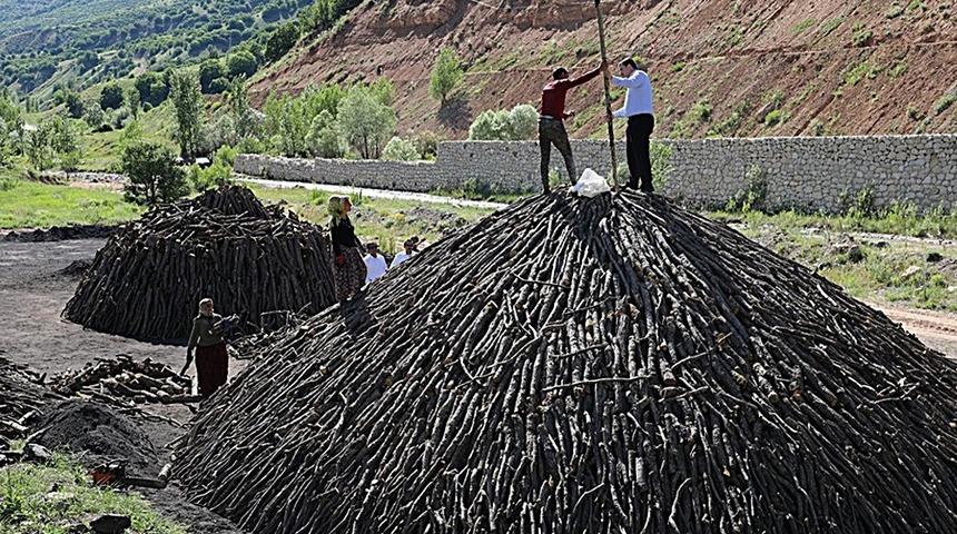 Mangal k&ouml;m&uuml;r&uuml; &uuml;retmek i&ccedil;in gece g&uuml;nd&uuml;z mesai yapıyorlar
