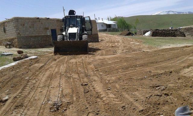 Gürpınar’da yol yapım çalışması