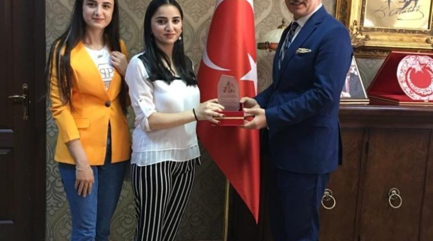 D&uuml;nya Ahıska T&uuml;rkleri Birliği &ouml;ğrencilerinden Prof. Dr. Akın&rsquo;a plaket