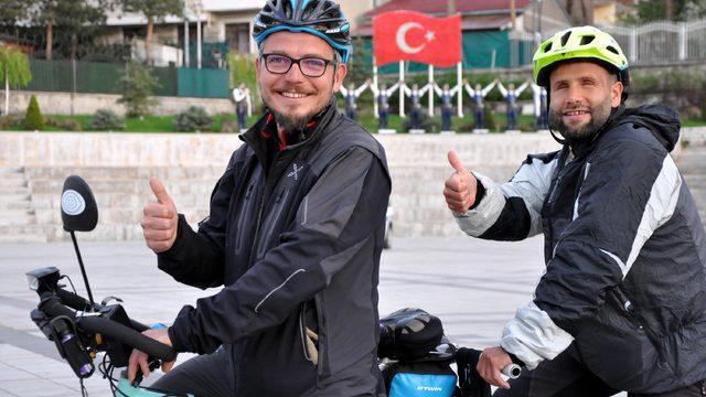 Görmeden dünyayı geziyor