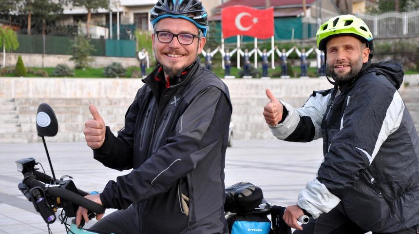 Görmeden dünyayı geziyor