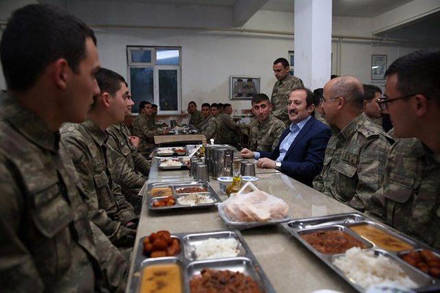 Vali Ali Hamza Pehlivan, iftarını askerlerle birlikte yaptı