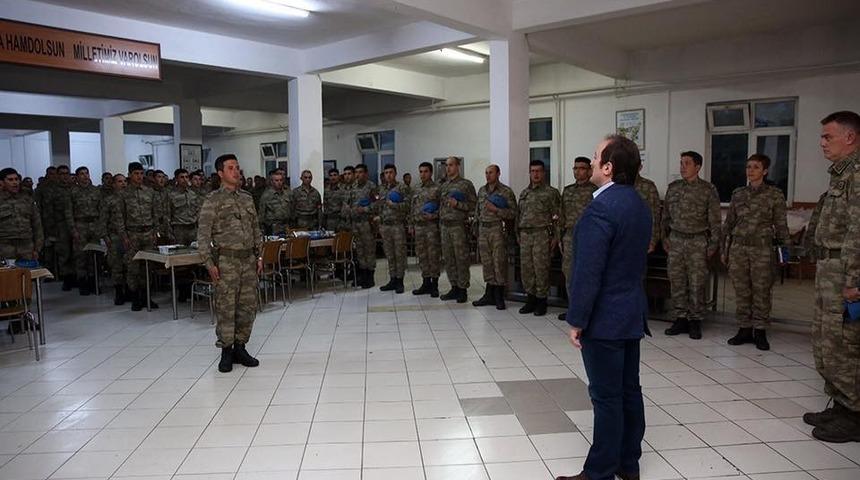 Vali Ali Hamza Pehlivan, iftarını askerlerle birlikte yaptı