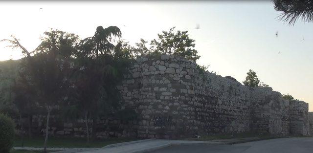 Merak edip, tırmandığı kale surlarında mahsur kaldı