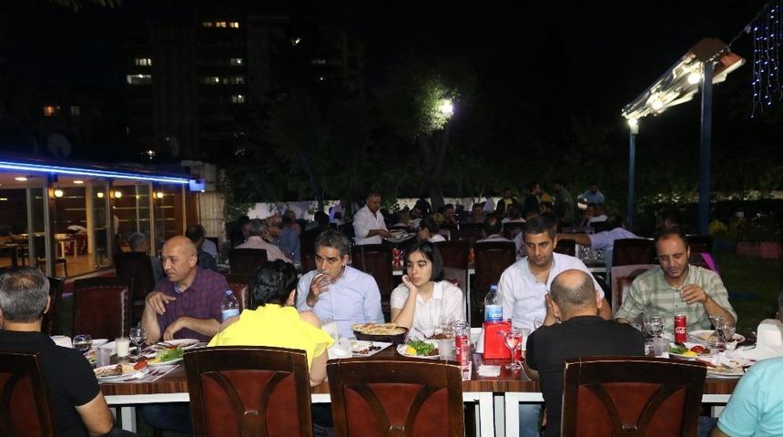 Diyarbakır’da gazeteciler iftar yemeğinde bir araya geldi