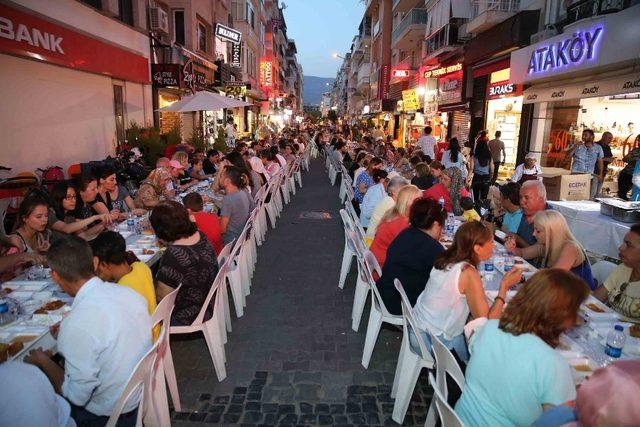 Karşıyaka Çarşı’da dev iftar buluşması