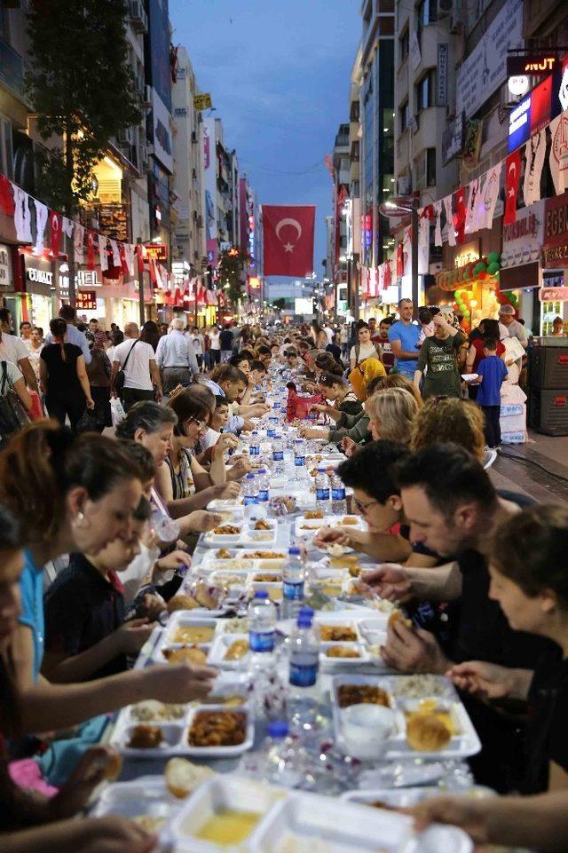 Karşıyaka Çarşı’da dev iftar buluşması