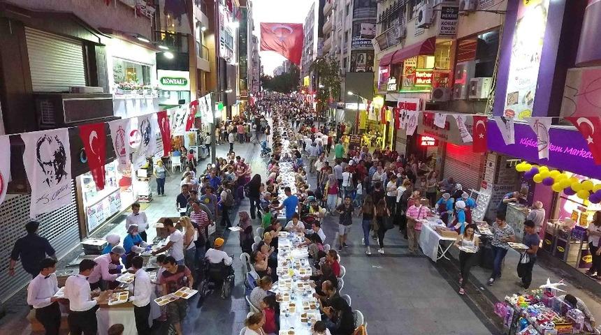 Karşıyaka Çarşı’da dev iftar buluşması
