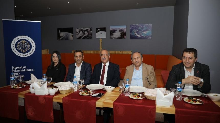 Rekt&ouml;r &Ccedil;omaklı, basın mensuplarıyla iftar yemeğinde buluştu